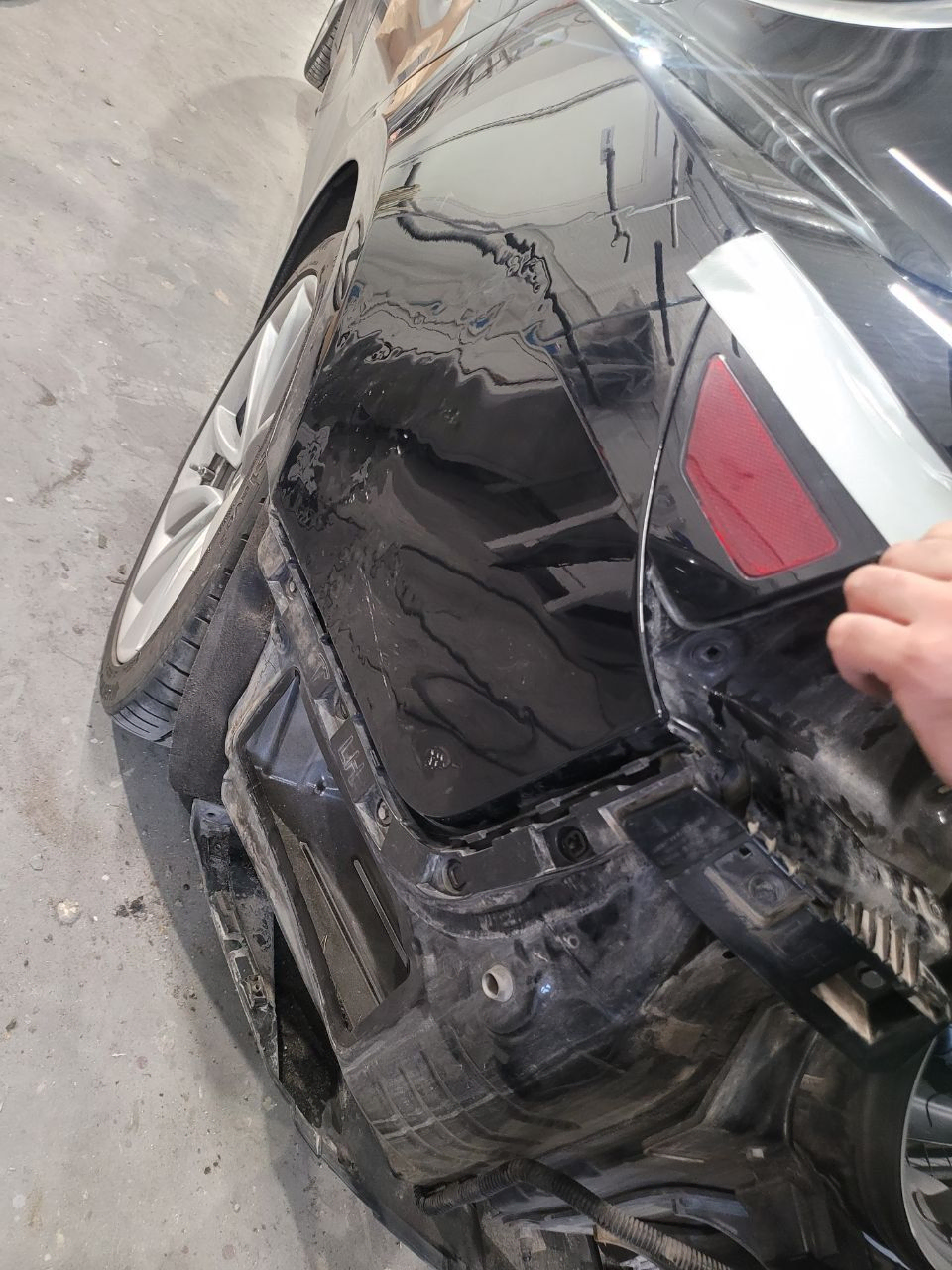 svart bil skadad bak